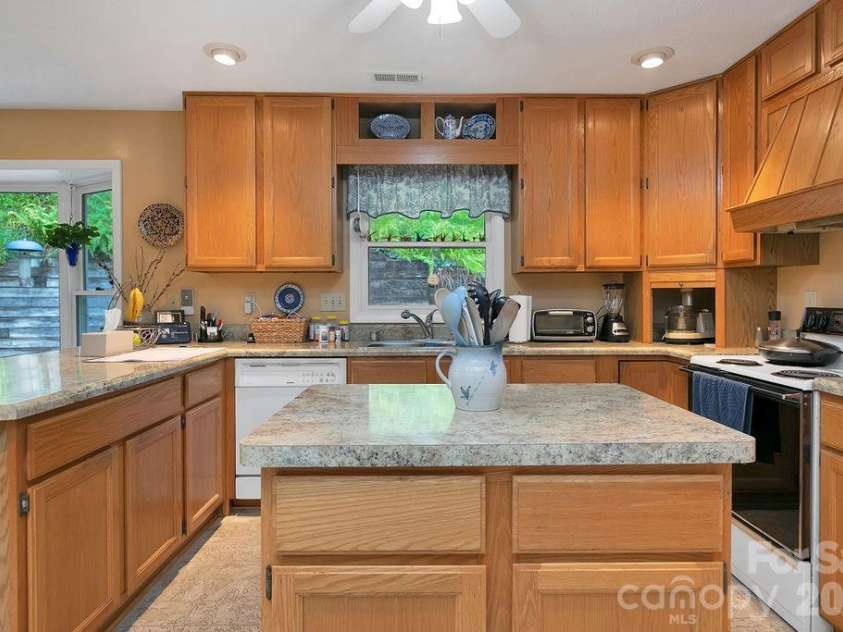 337 Delphia Drive, Brevard, NC 28712.  MLS# CAR4405674, YatesRealty ID 38667. 