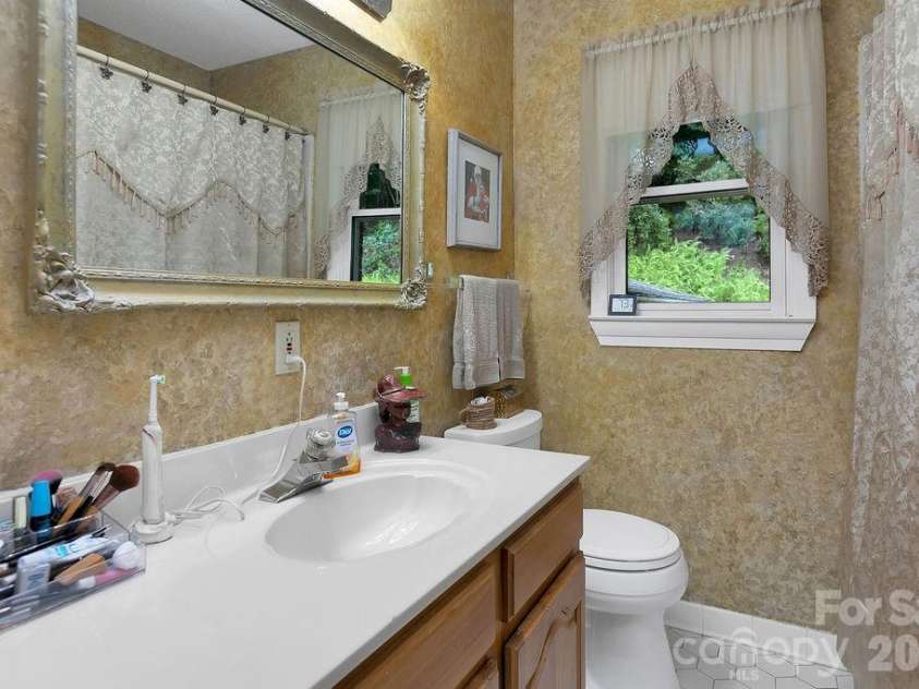 337 Delphia Drive, Brevard, NC 28712.  MLS# CAR4405674, YatesRealty ID 38667. 