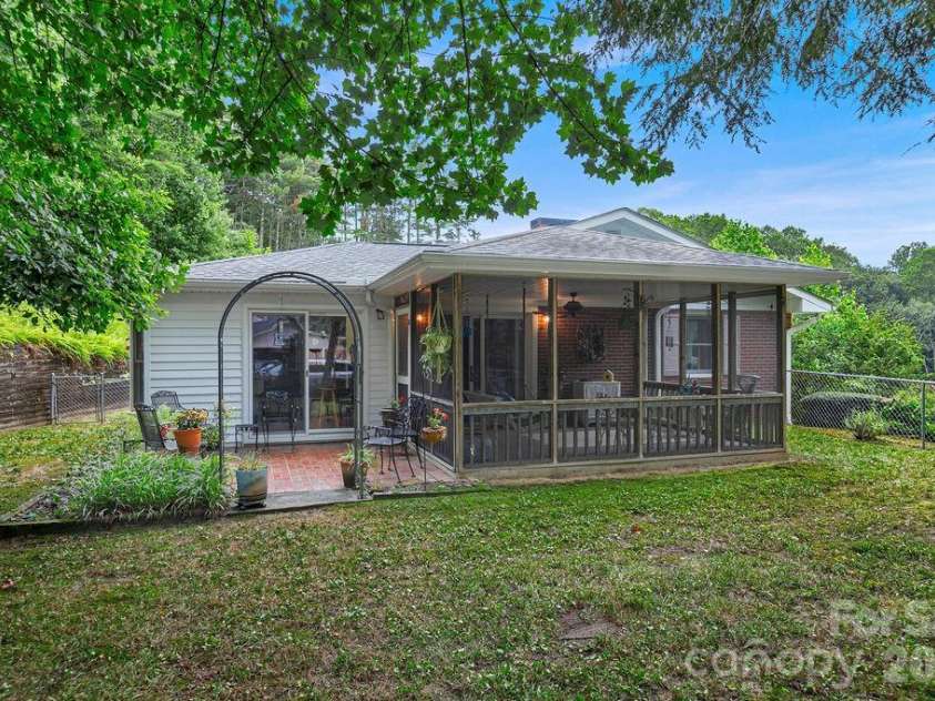 337 Delphia Drive, Brevard, NC 28712.  MLS# CAR4405674, YatesRealty ID 38667. 