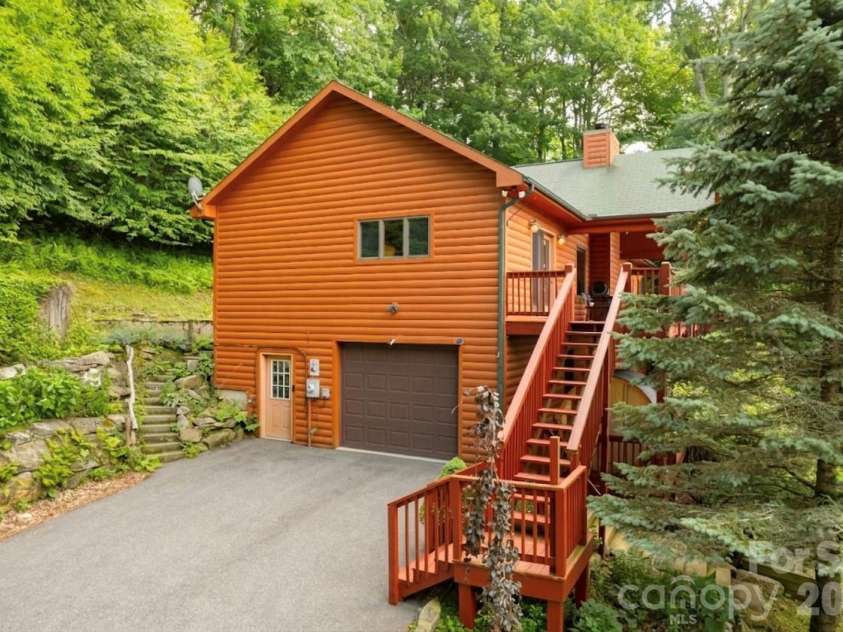 3182 El Miner Drive, Mars Hill, NC 28754.  MLS# CAR4399109, YatesRealty ID 38668. Driveway and Garage Access