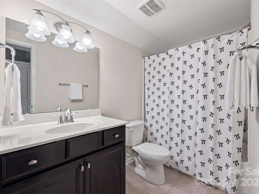 17622 Austins Creek Drive, Charlotte, NC 28278.  MLS# CAR4278255, YatesRealty ID 3867. Flex area full bathroom.