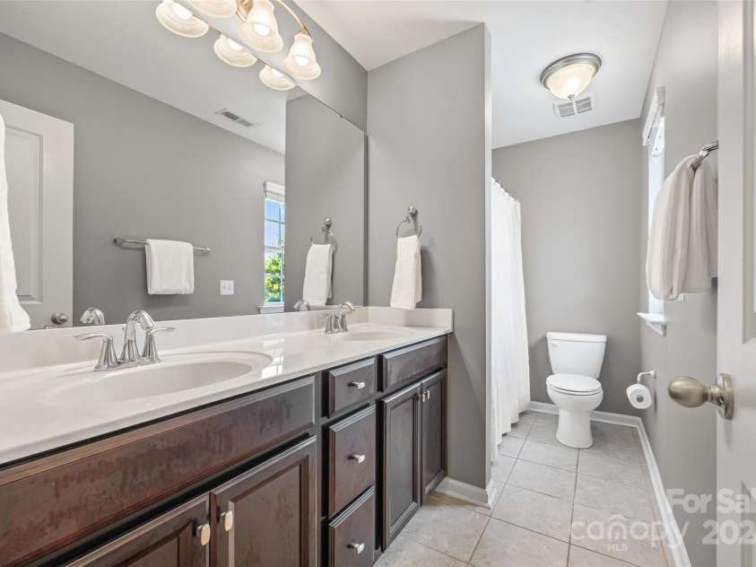 17622 Austins Creek Drive, Charlotte, NC 28278.  MLS# CAR4278255, YatesRealty ID 3867. Full bathroom located across from bedroom 4.