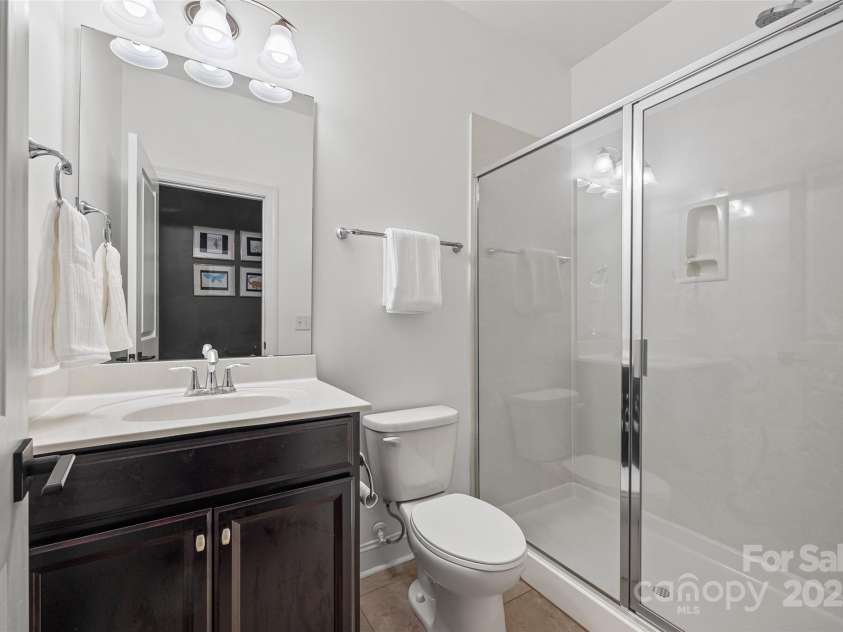 17622 Austins Creek Drive, Charlotte, NC 28278.  MLS# CAR4278255, YatesRealty ID 3867. Main floor full bathroom.