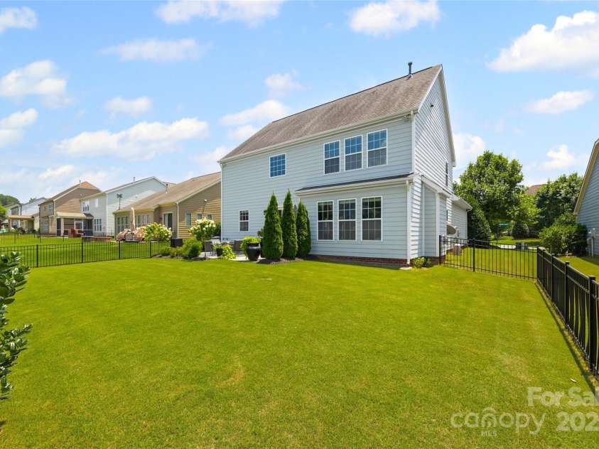 17622 Austins Creek Drive, Charlotte, NC 28278.  MLS# CAR4278255, YatesRealty ID 3867. This fenced in yard with in-ground irrigation is simply amazing! 