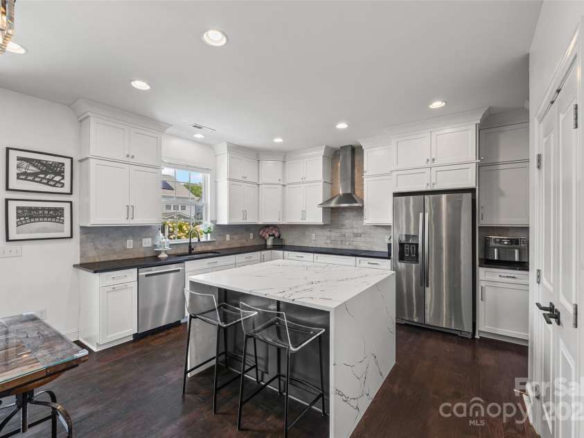 17622 Austins Creek Drive, Charlotte, NC 28278.  MLS# CAR4278255, YatesRealty ID 3867. Welcome to elevated living! Impressive quartz waterfall island, granite countertops and stainless steel appliances.