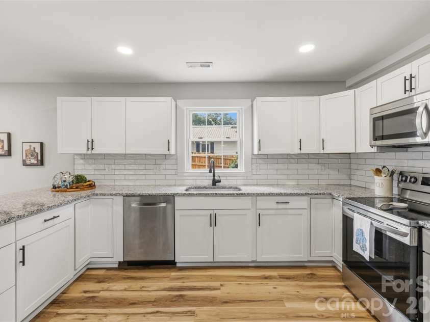 6121 Sikes Mill Road, Monroe, NC 28110.  MLS# CAR4395978, YatesRealty ID 38670. Ample cabinet space