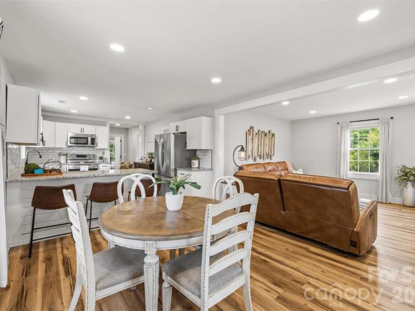 6121 Sikes Mill Road, Monroe, NC 28110.  MLS# CAR4395978, YatesRealty ID 38670. Eat in kitchen