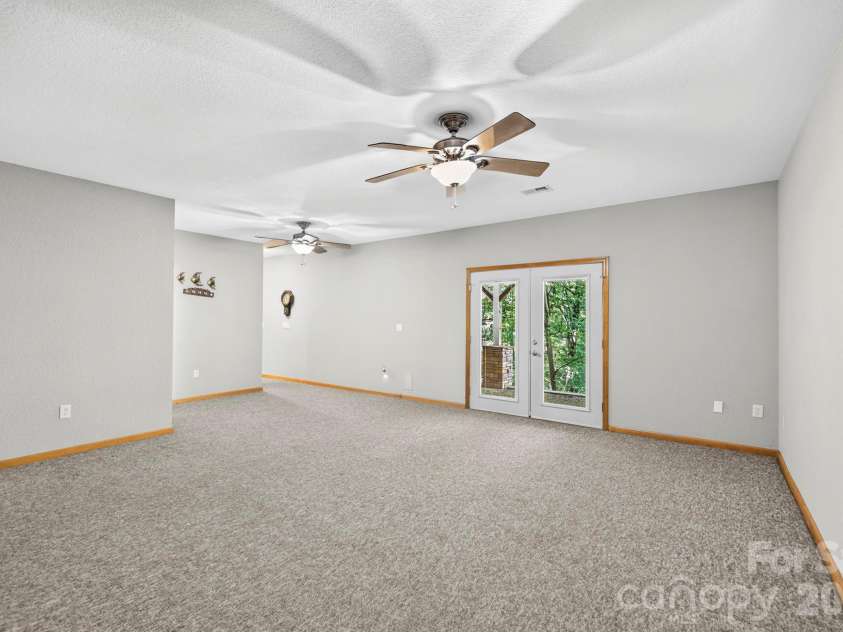 149 Oriole Road, Brevard, NC 28712.  MLS# CAR4404577, YatesRealty ID 38675. Large recreation with adjoining full bath.