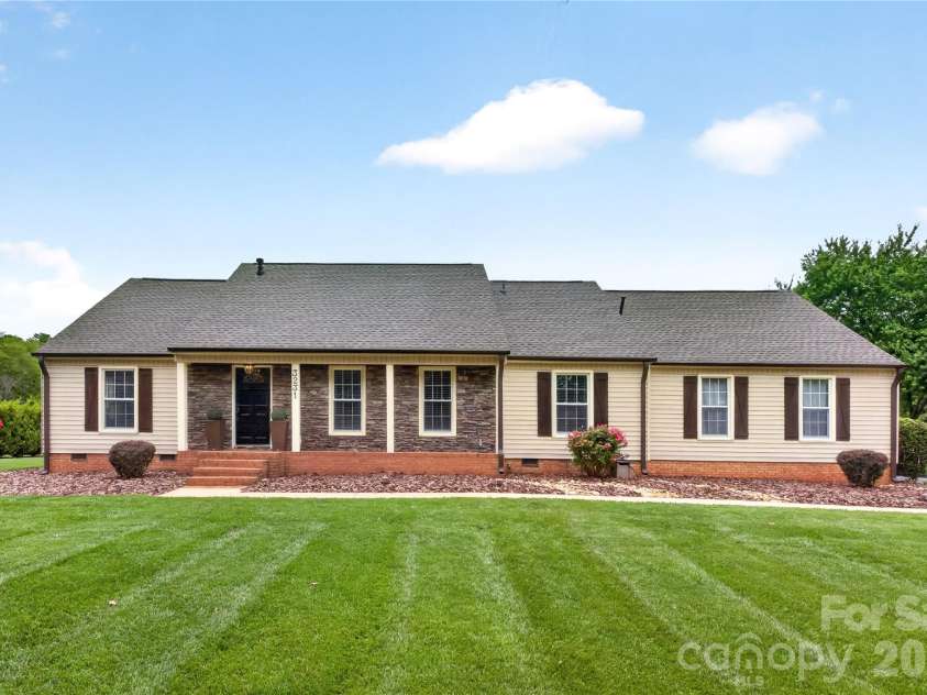 3231 Windrow Lane, Matthews, NC 28105.  MLS# CAR4399150, YatesRealty ID 38678. 