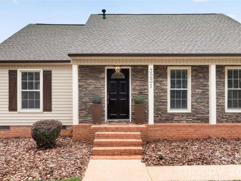 3231 Windrow Lane, Matthews, NC 28105.  MLS# CAR4399150, YatesRealty ID 38678. 