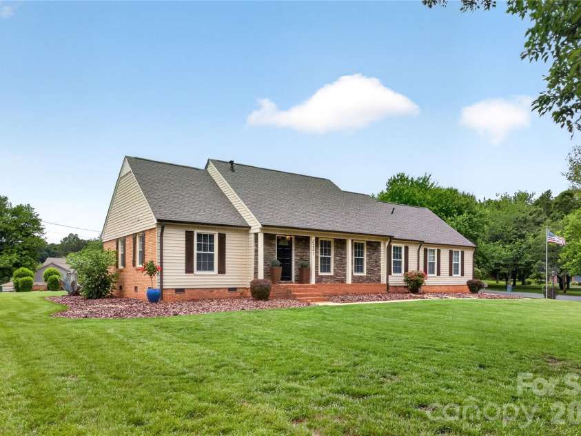 3231 Windrow Lane, Matthews, NC 28105.  MLS# CAR4399150, YatesRealty ID 38678. 