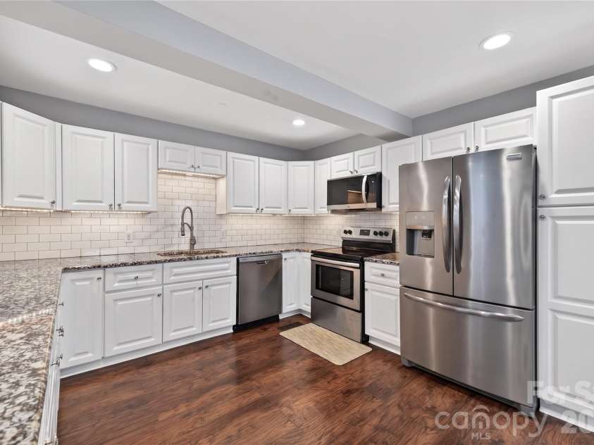 3231 Windrow Lane, Matthews, NC 28105.  MLS# CAR4399150, YatesRealty ID 38678. 