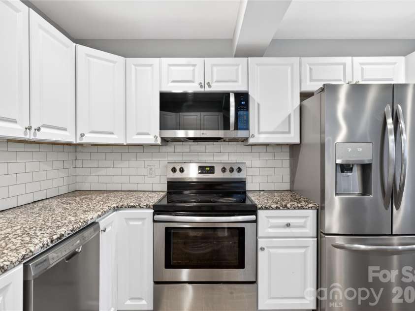 3231 Windrow Lane, Matthews, NC 28105.  MLS# CAR4399150, YatesRealty ID 38678. 