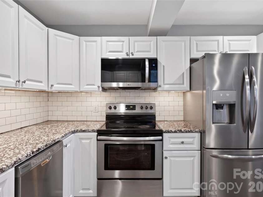 3231 Windrow Lane, Matthews, NC 28105.  MLS# CAR4399150, YatesRealty ID 38678. 