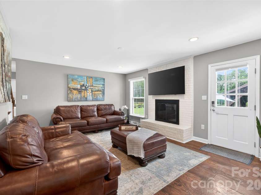 3231 Windrow Lane, Matthews, NC 28105.  MLS# CAR4399150, YatesRealty ID 38678. 