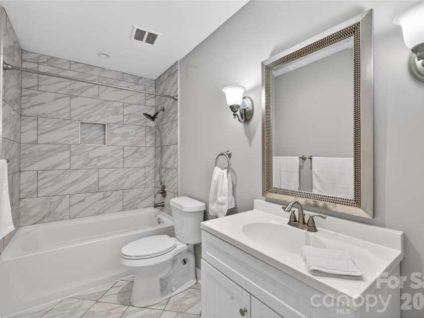3231 Windrow Lane, Matthews, NC 28105.  MLS# CAR4399150, YatesRealty ID 38678. 