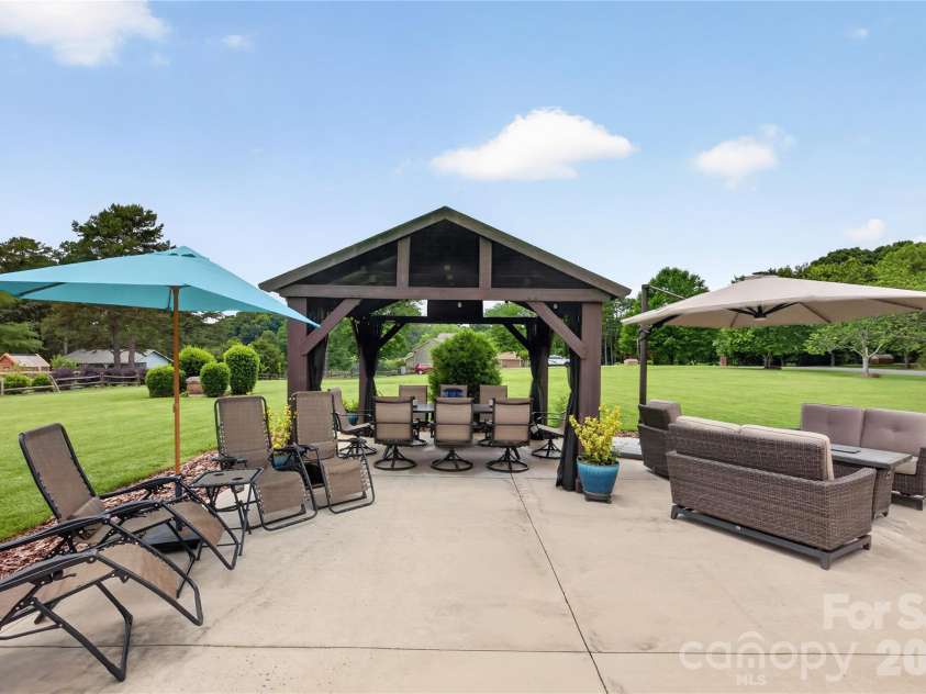 3231 Windrow Lane, Matthews, NC 28105.  MLS# CAR4399150, YatesRealty ID 38678. 