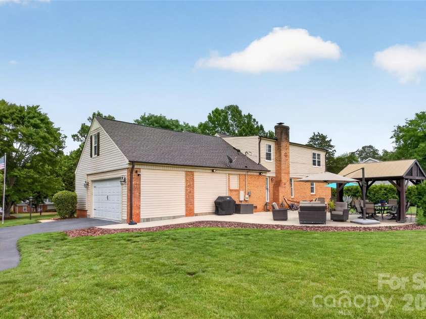 3231 Windrow Lane, Matthews, NC 28105.  MLS# CAR4399150, YatesRealty ID 38678. 