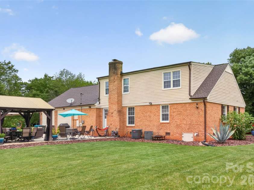 3231 Windrow Lane, Matthews, NC 28105.  MLS# CAR4399150, YatesRealty ID 38678. 