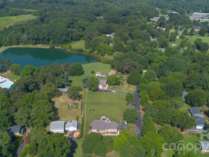 3231 Windrow Lane, Matthews, NC 28105.  MLS# CAR4399150, YatesRealty ID 38678. 