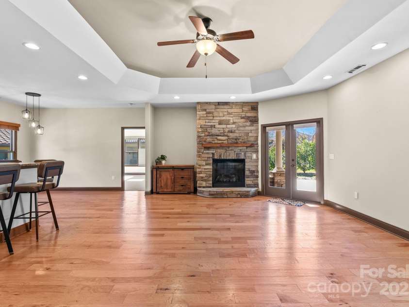 4 Pacifico Drive, Asheville, NC 28806.  MLS# CAR4318264, YatesRealty ID 3868. Gas Fireplace * Tray Ceiling