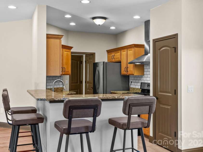 4 Pacifico Drive, Asheville, NC 28806.  MLS# CAR4318264, YatesRealty ID 3868. L-Shaped Breakfast Bar