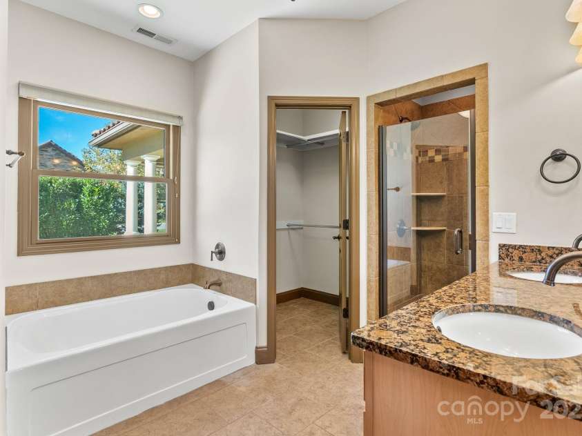 4 Pacifico Drive, Asheville, NC 28806.  MLS# CAR4318264, YatesRealty ID 3868. Soaking Tub, Walk-in Shower