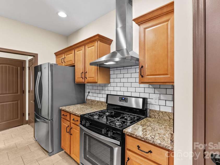 4 Pacifico Drive, Asheville, NC 28806.  MLS# CAR4318264, YatesRealty ID 3868. Tile Backsplash * Stainless Hood 