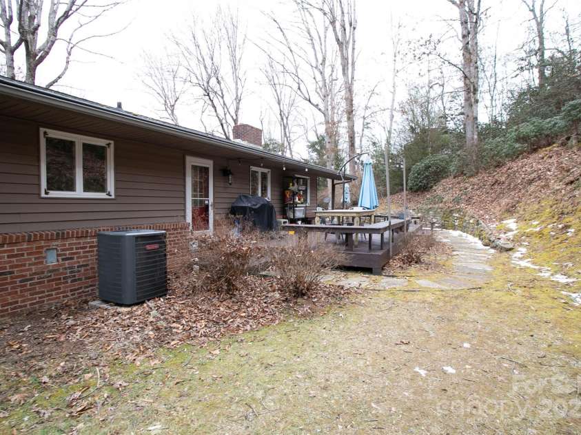 40 Lochencove Ridge Road, Brevard, NC 28712.  MLS# CAR4214104, YatesRealty ID 3868. 