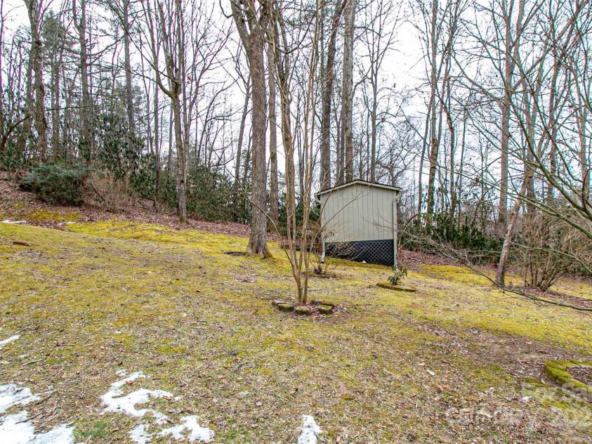 40 Lochencove Ridge Road, Brevard, NC 28712.  MLS# CAR4214104, YatesRealty ID 3868. 