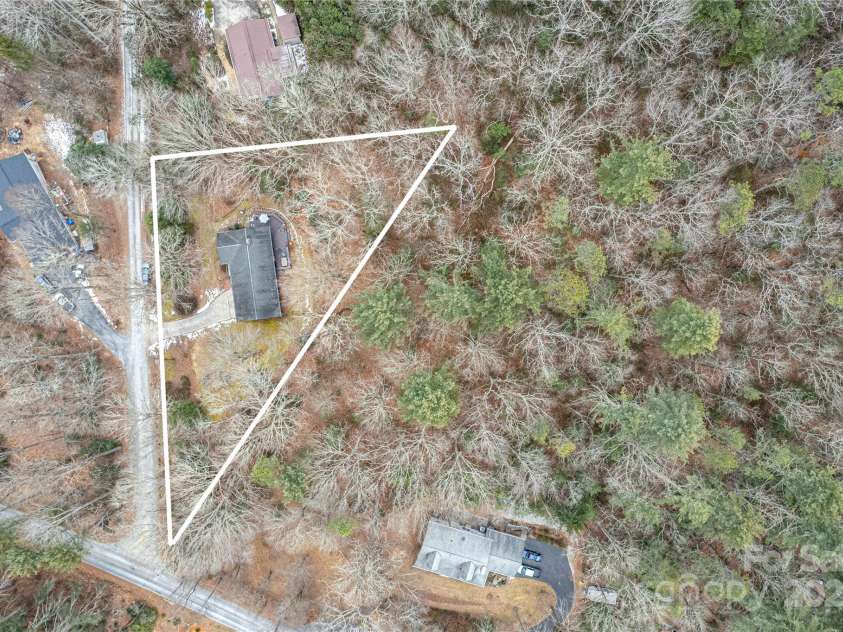 40 Lochencove Ridge Road, Brevard, NC 28712.  MLS# CAR4214104, YatesRealty ID 3868. 