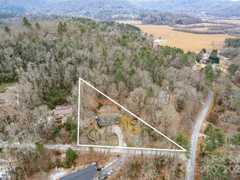 40 Lochencove Ridge Road, Brevard, NC 28712.  MLS# CAR4214104, YatesRealty ID 3868. 