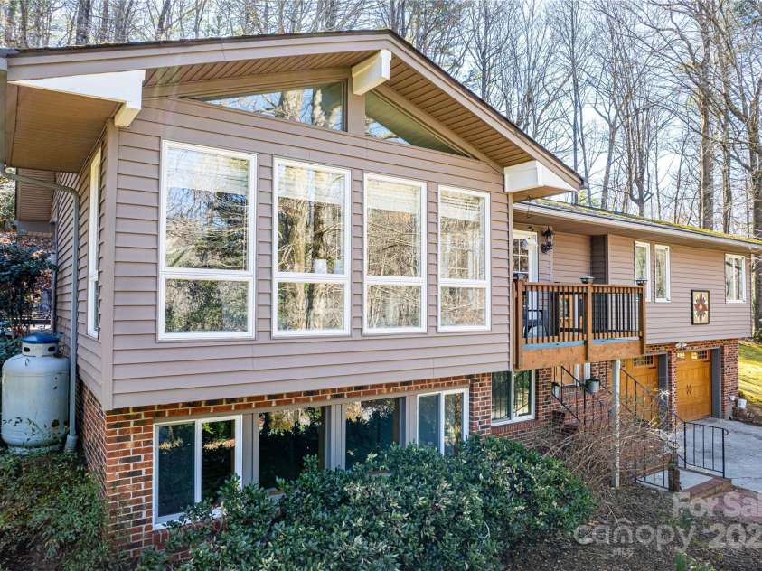 40 Lochencove Ridge Road, Brevard, NC 28712.  MLS# CAR4214104, YatesRealty ID 3868. 