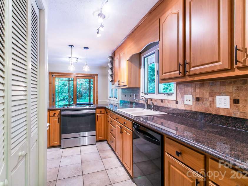 40 Lochencove Ridge Road, Brevard, NC 28712.  MLS# CAR4214104, YatesRealty ID 3868. 