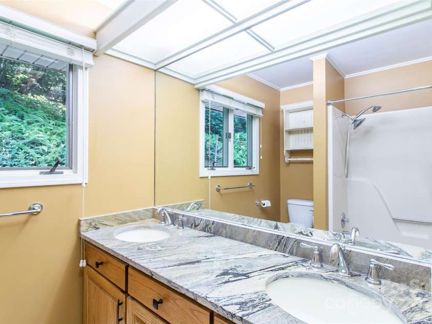 40 Lochencove Ridge Road, Brevard, NC 28712.  MLS# CAR4214104, YatesRealty ID 3868. 