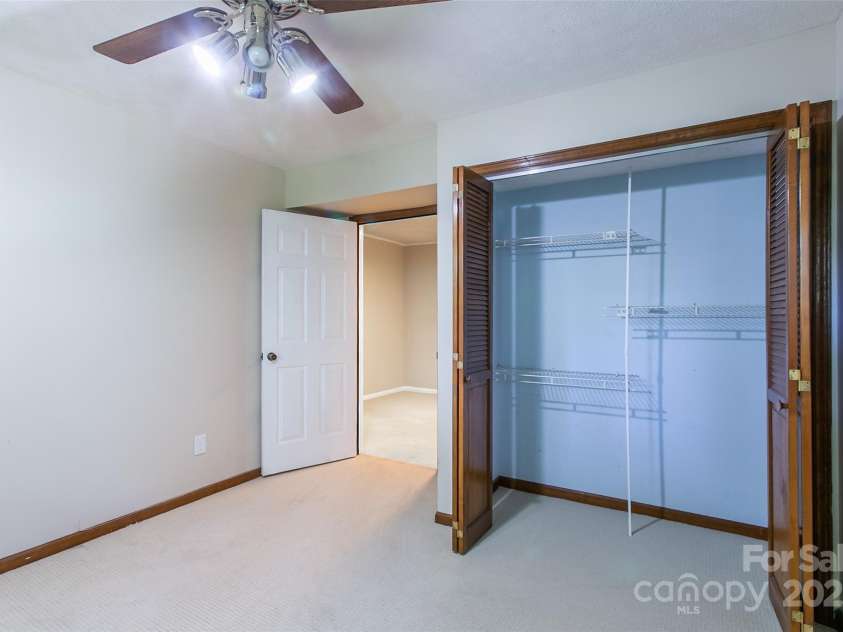 40 Lochencove Ridge Road, Brevard, NC 28712.  MLS# CAR4214104, YatesRealty ID 3868. 