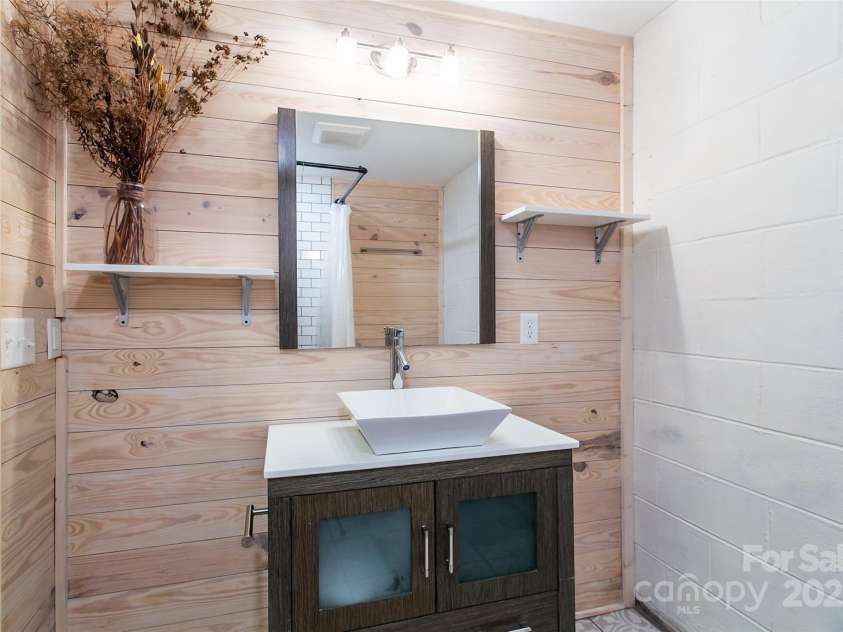 40 Lochencove Ridge Road, Brevard, NC 28712.  MLS# CAR4214104, YatesRealty ID 3868. 