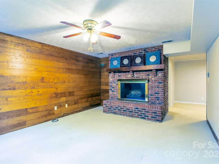 40 Lochencove Ridge Road, Brevard, NC 28712.  MLS# CAR4214104, YatesRealty ID 3868. 