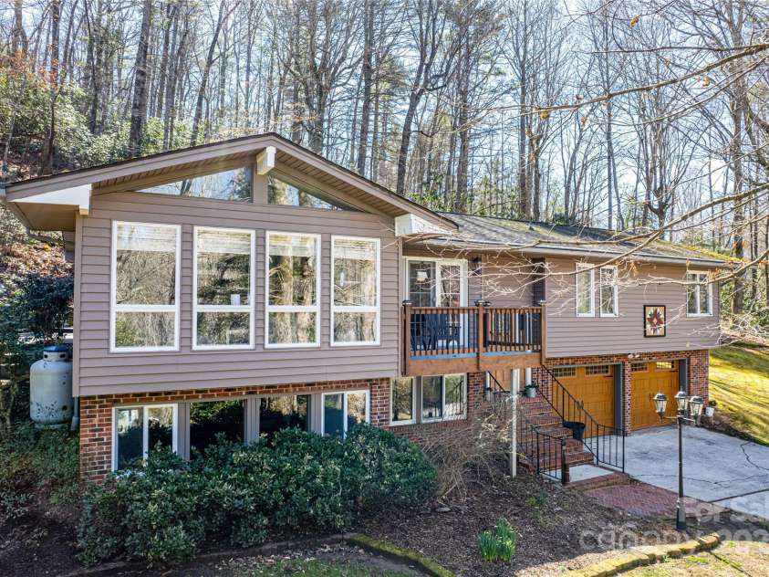 40 Lochencove Ridge Road, Brevard, NC 28712.  MLS# CAR4214104, YatesRealty ID 3868. 
