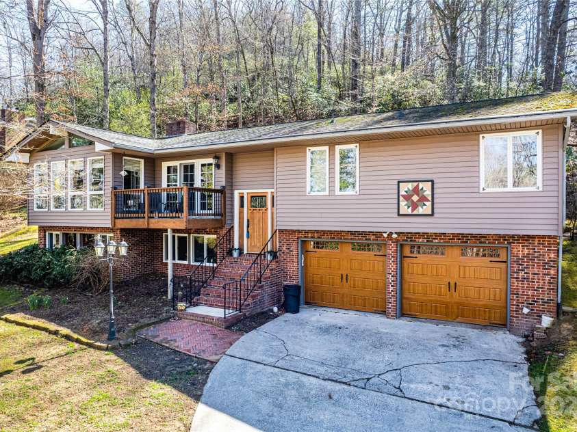 40 Lochencove Ridge Road, Brevard, NC 28712.  MLS# CAR4214104, YatesRealty ID 3868. 