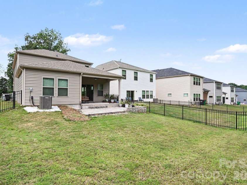 6702 Good News Drive, Charlotte, NC 28215.  MLS# CAR4402293, YatesRealty ID 38682. Backyard