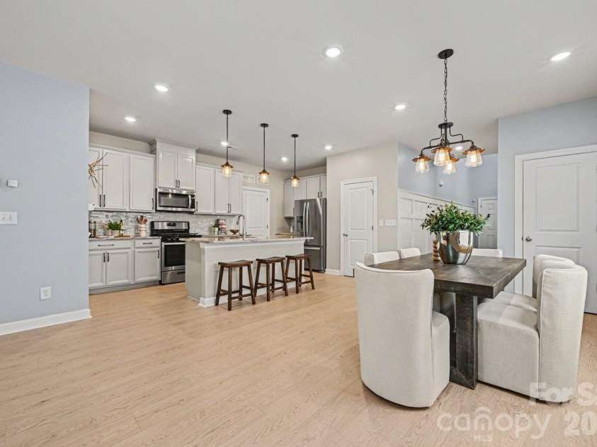 6702 Good News Drive, Charlotte, NC 28215.  MLS# CAR4402293, YatesRealty ID 38682. Dinning Area