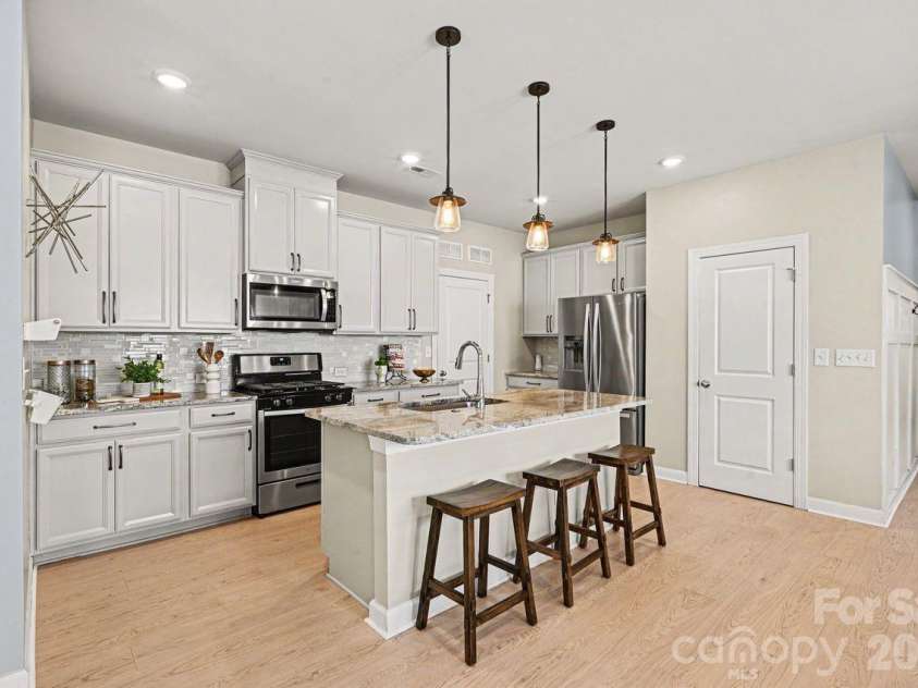 6702 Good News Drive, Charlotte, NC 28215.  MLS# CAR4402293, YatesRealty ID 38682. Kitchen