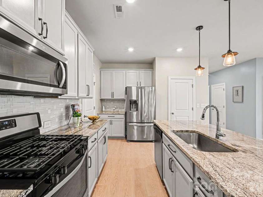6702 Good News Drive, Charlotte, NC 28215.  MLS# CAR4402293, YatesRealty ID 38682. Kitchen