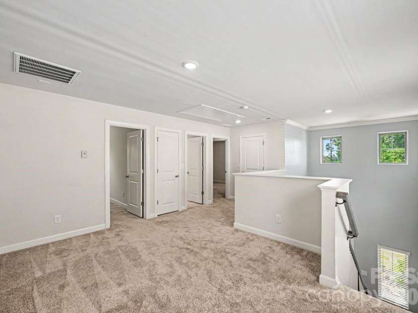 6702 Good News Drive, Charlotte, NC 28215.  MLS# CAR4402293, YatesRealty ID 38682. Loft