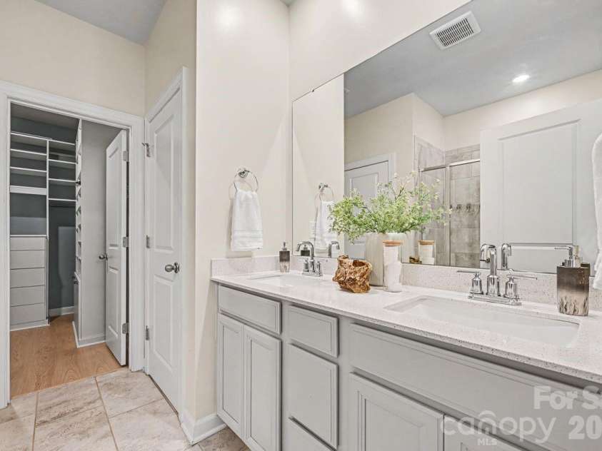 6702 Good News Drive, Charlotte, NC 28215.  MLS# CAR4402293, YatesRealty ID 38682. Master Bathroom