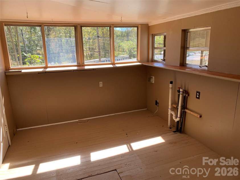 465 Bee Tree Road, Swannanoa, NC 28778.  MLS# CAR4367648, YatesRealty ID 38683. Laundry Room