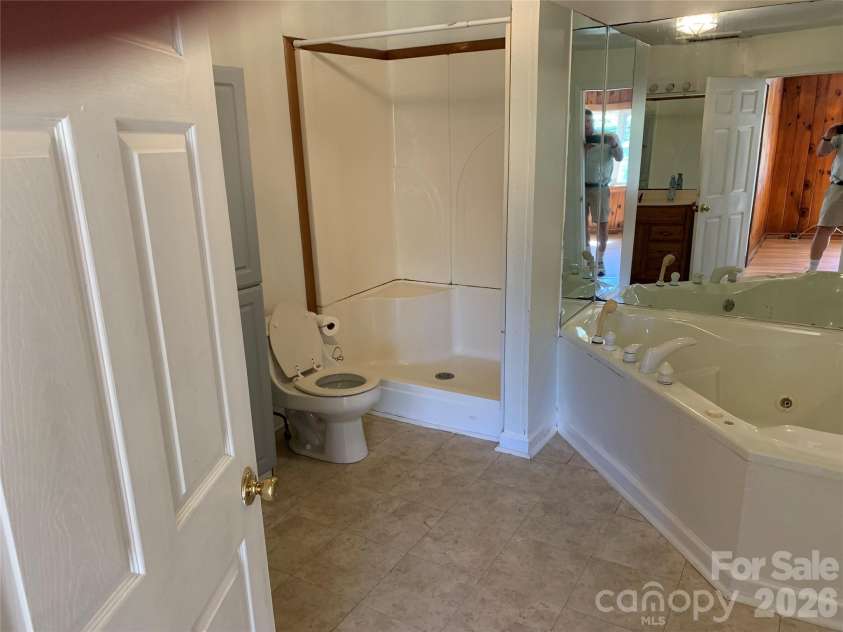 465 Bee Tree Road, Swannanoa, NC 28778.  MLS# CAR4367648, YatesRealty ID 38683. Main Bathroom