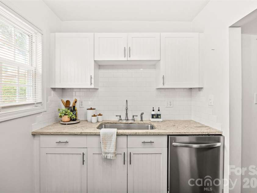1562 Pecan Avenue, Charlotte, NC 28205.  MLS# CAR4401699, YatesRealty ID 38685. 