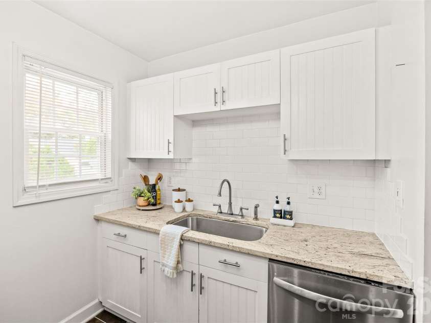 1562 Pecan Avenue, Charlotte, NC 28205.  MLS# CAR4401699, YatesRealty ID 38685. 
